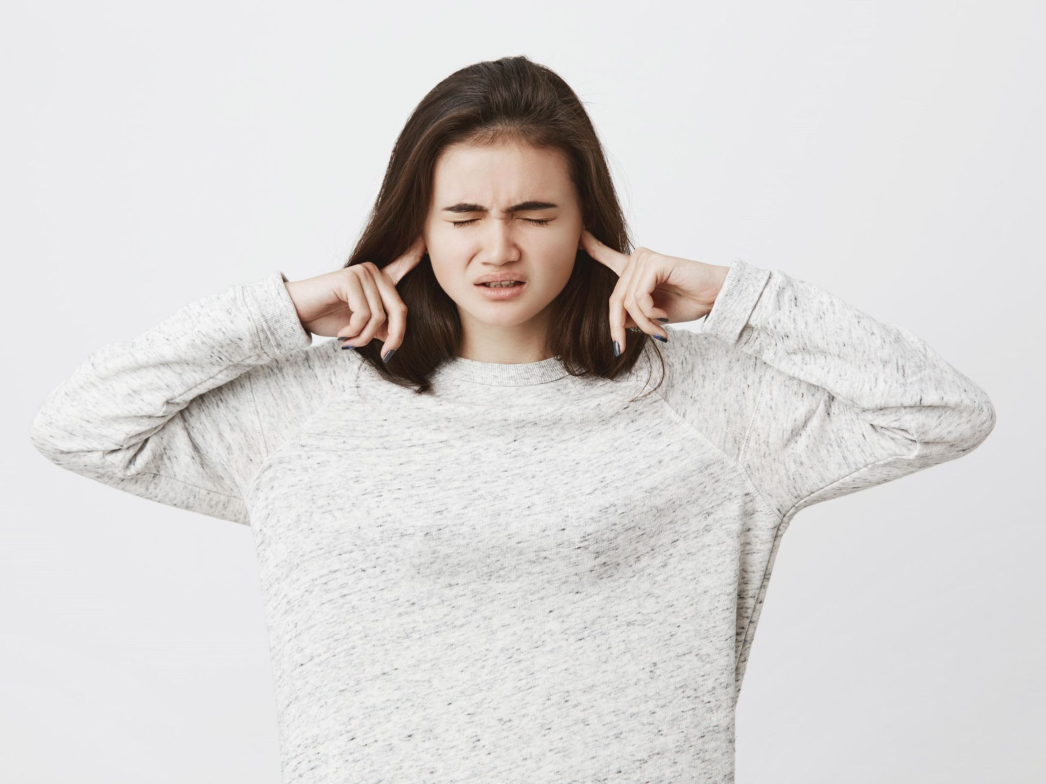 Telinga Berdenging Saat Pesawat? Ini Kelompok Paling Rentan Terkena Ear Barotrauma!