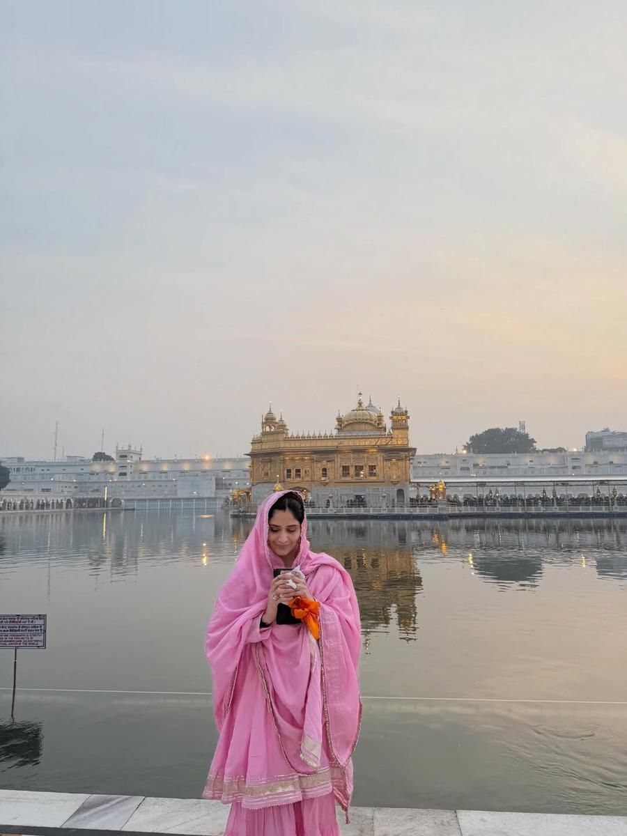 12 Momen Spiritual Arti Singh di Kuil Emas Amritsar