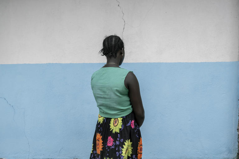 Rosalie, de 17 años, acudió a la misma clínica que Rebecca en Tchomia, pero no había medicamentos disponibles. Un soldado la violó mientras iba a buscar agua.