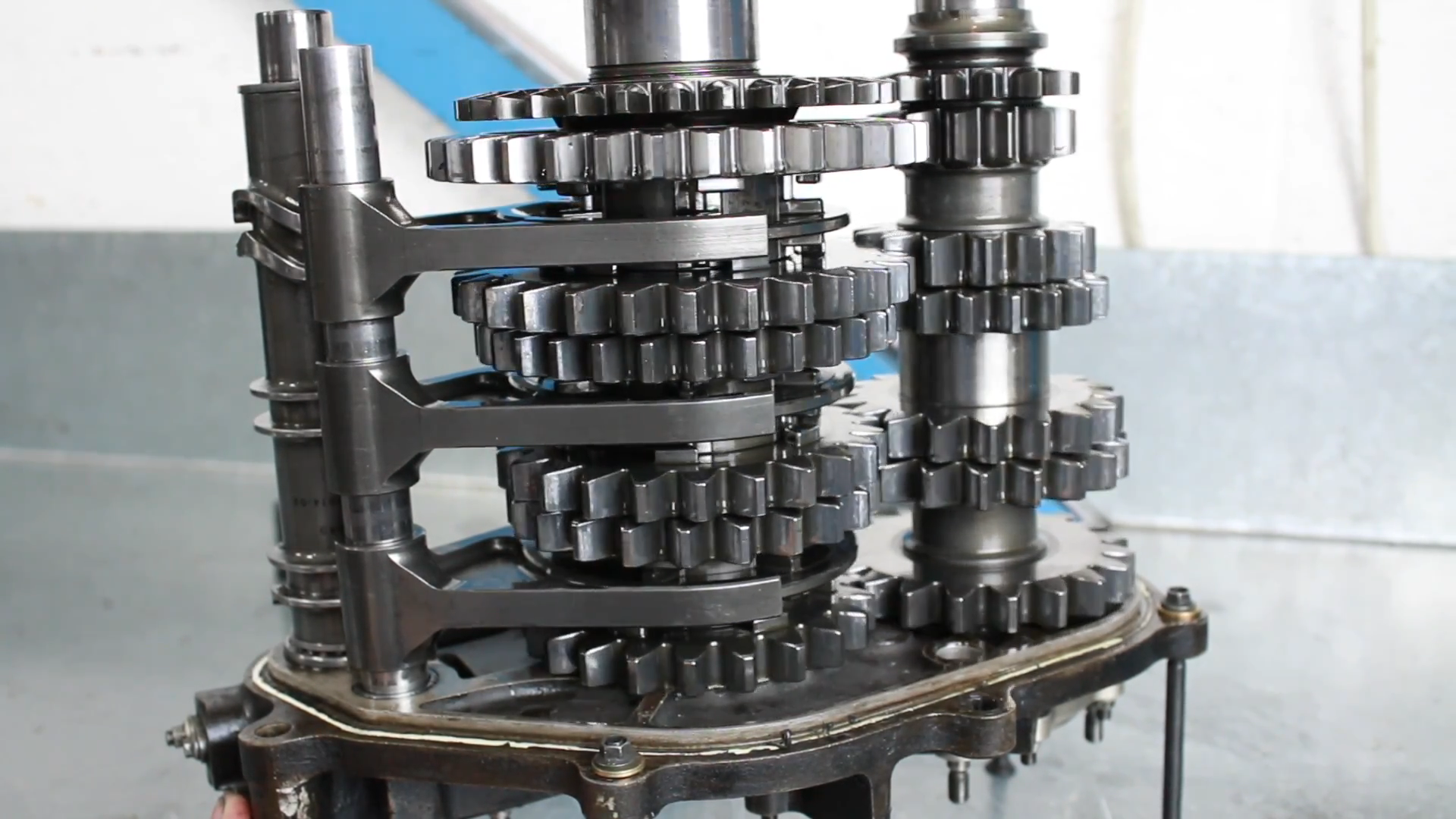 What really happens inside an F1 gearbox when it shifts