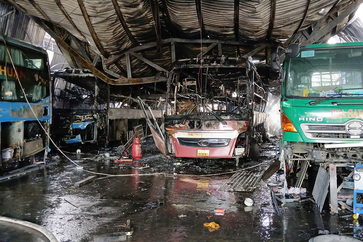 Cháy garage, thiêu rụi 4 ôtô