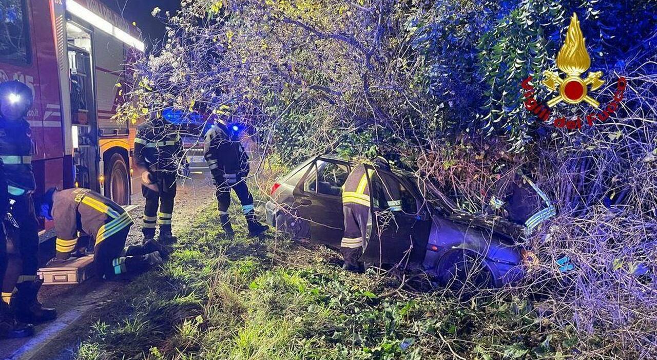 Treia, l'auto si schianta contro un albero: ragazza a Torrette in ...