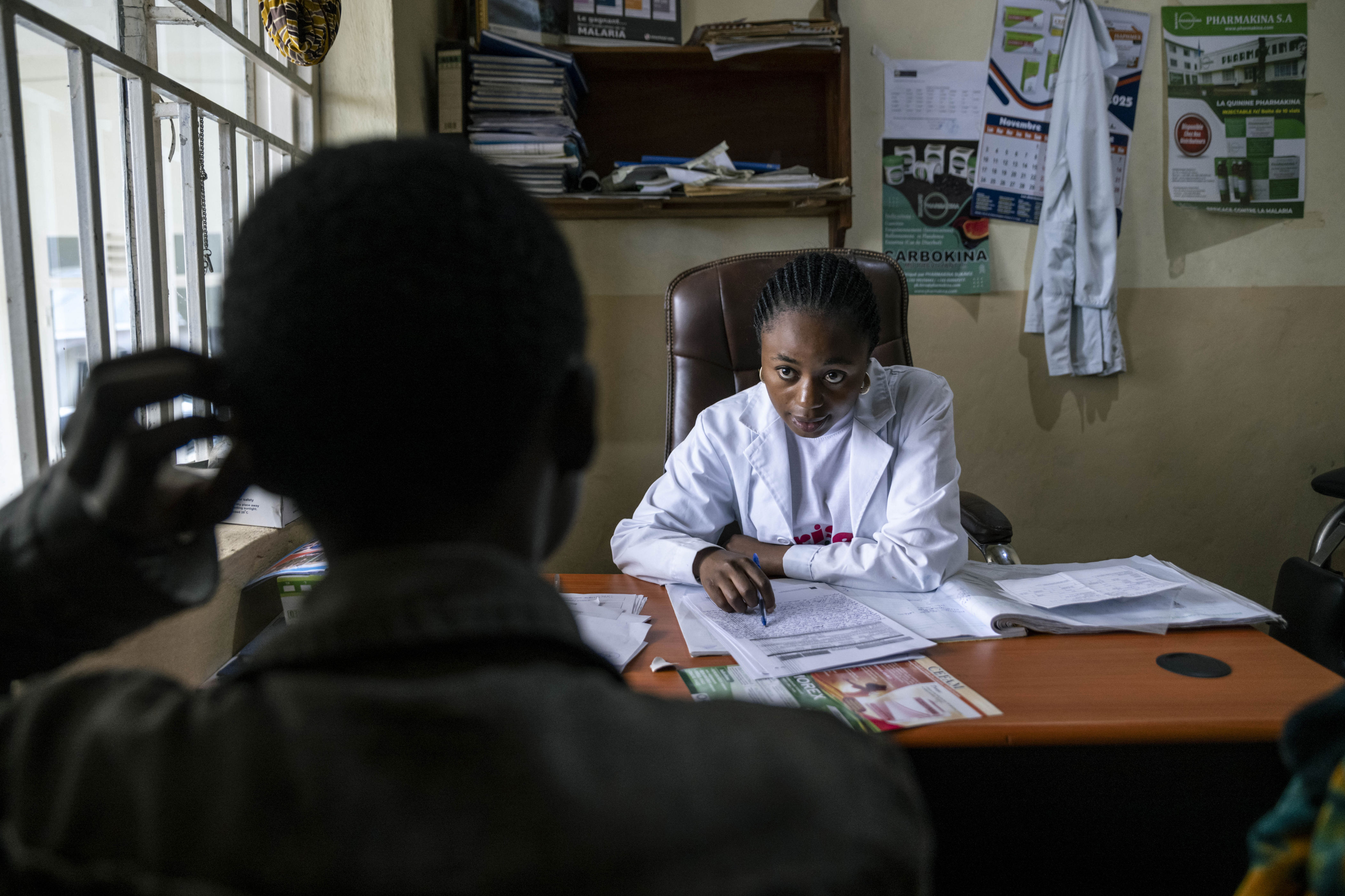 Ange Kihugo examina a la hija de 13 años de Esther, quien también fue violada mientras huía del conflicto. Esther tardó dos meses en encontrarla; la niña no había recibido tratamiento médico durante ese tiempo.