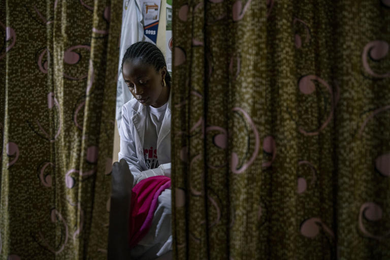 Kihugo realiza un examen en el hospital SOFEPADI en Bunia, que ha visto una afluencia de sobrevivientes de violación que llegan para recibir tratamiento después de que sus clínicas locales se quedaron sin kits de PEP.