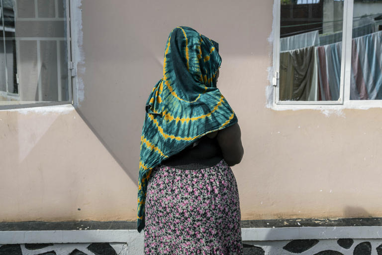 Esther en un hospital de Bunia, gestionado por la organización benéfica congoleña SOFEPADI, que brinda apoyo a sobrevivientes de violencia sexual. Esta madre de seis hijos fue violada por dos hombres armados en agosto, pero su clínica local no tenía medicamentos.