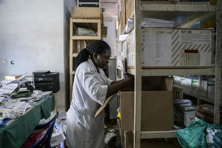 Micheline Kabinzu, de 28 años, organiza las existencias de kits PEP disponibles en el almacén de la farmacia del hospital general de Beni.