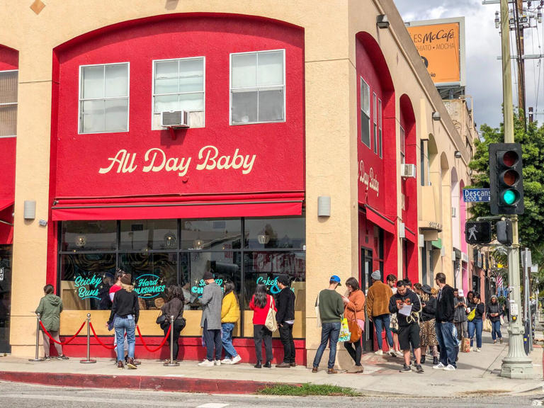 A restaurant announces its closure. Fans line up for hours. Where have ...