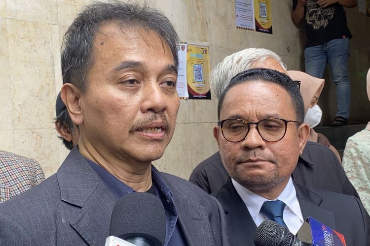 Roy Suryo bersama tim kuasa hukum saat menyambangi Mapolda Metro Jaya untuk mengajukan pemeriksaan independen atas dokumen akademik Jokowi, Senin (22/12/2025).