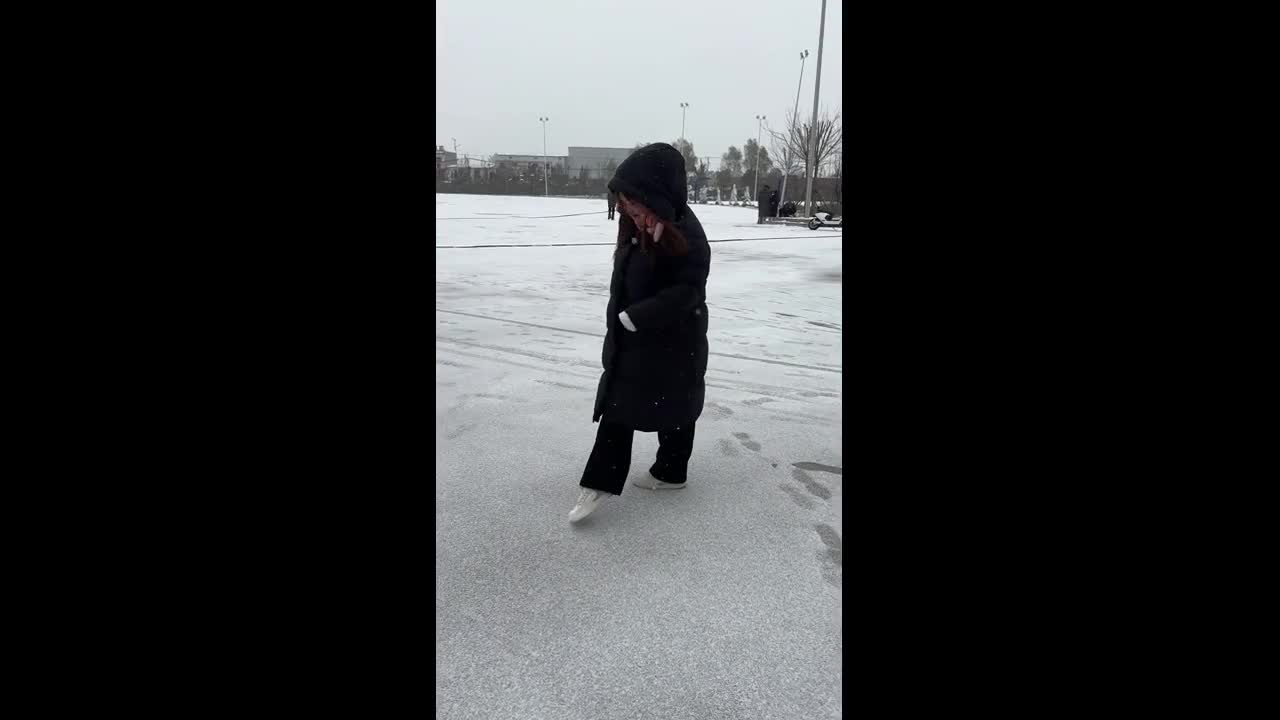 Woman creates perfect snow circles in Henan, China