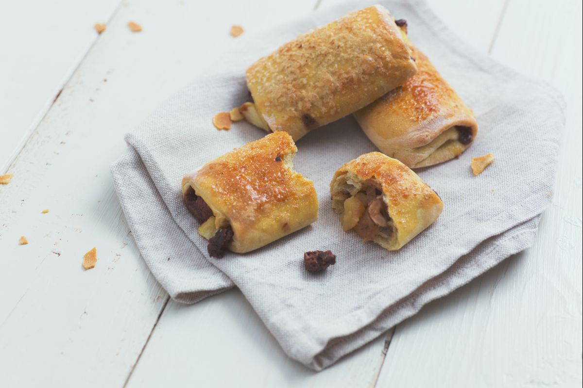 Apple and chocolate pockets