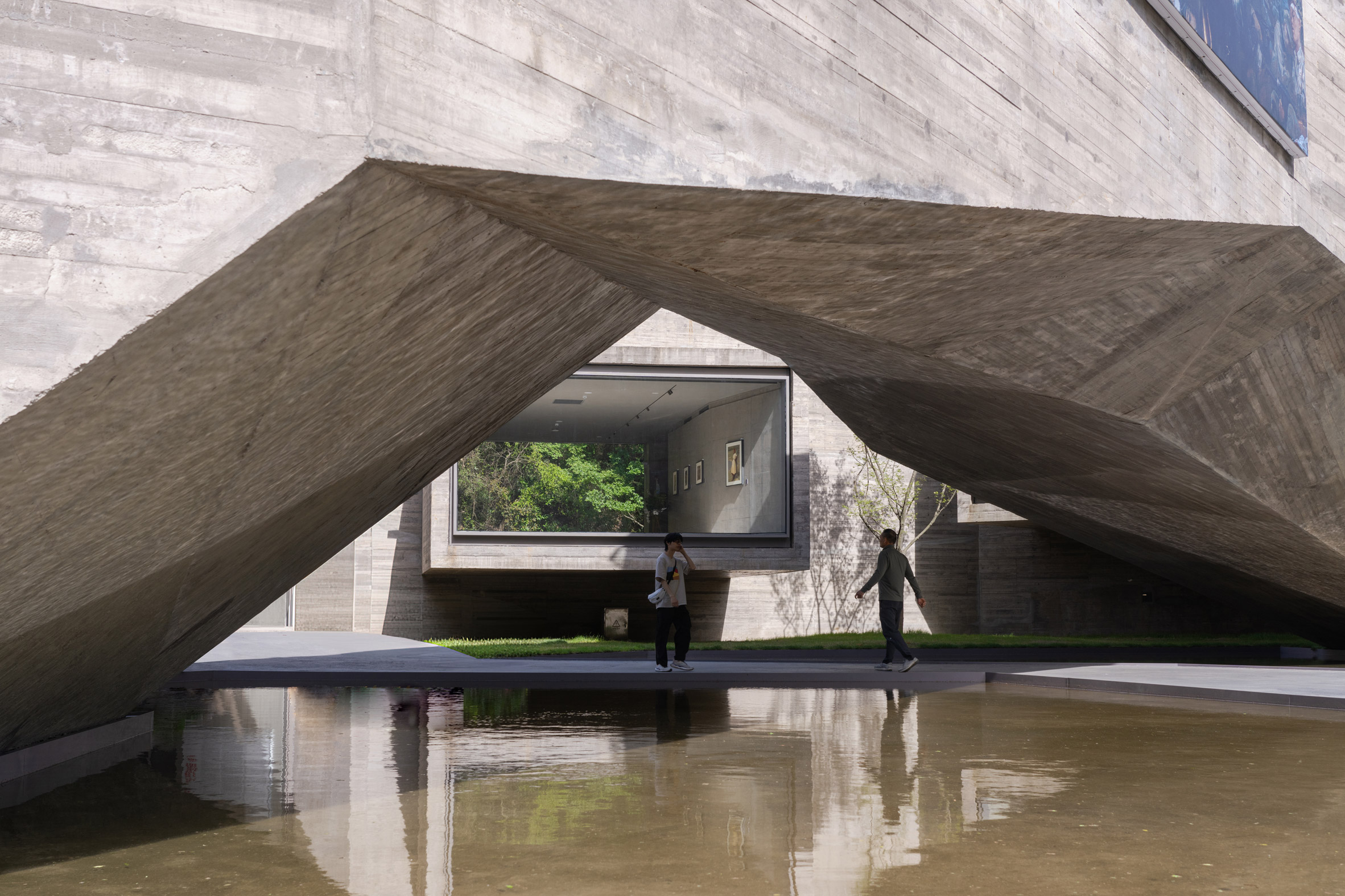 ZAO/standardarchitecture snakes concrete art gallery around courtyard ...