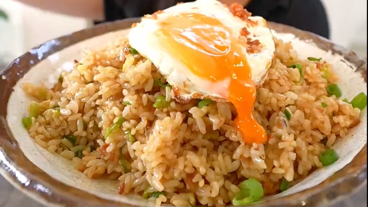 Garlic fried rice in 5 minutes (so good!)