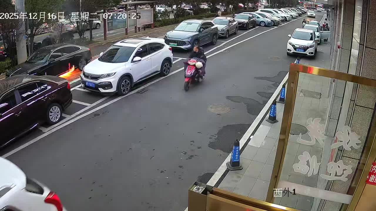 Car catches fire after sparks from collision in Hunan, China