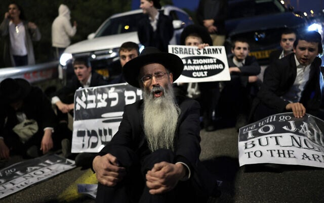 Haredim block traffic on Route 4 in protest of arrests of draft-dodgers
