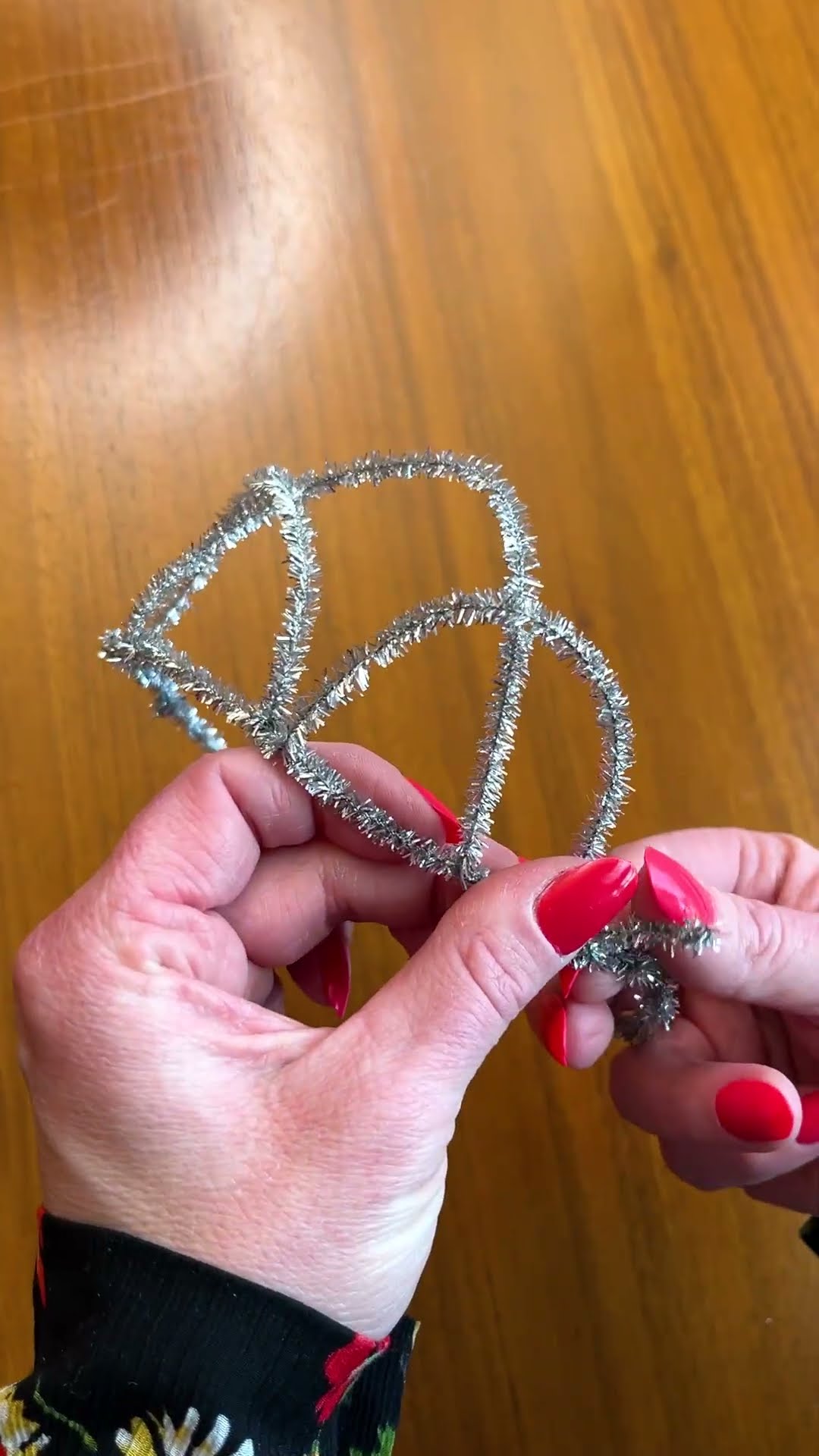 Pipe cleaner crowns! Fun New Years (or birthday) celebration craft for ...