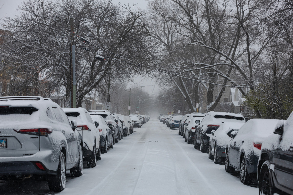 National Weather Service issues winter storm warning for 96 inches of snow and 60 mph winds<br><br>