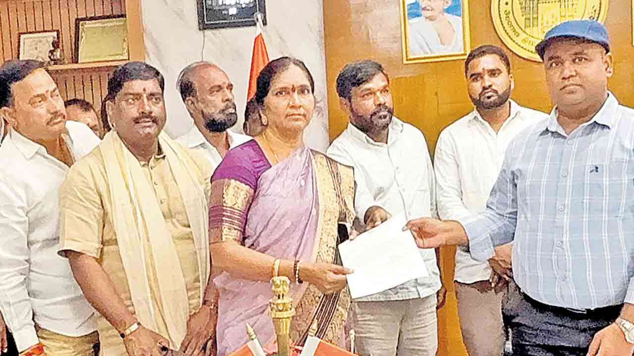 Hadli vagu | తోడేళ్లకే తోడ్పాటు!.. హల్దీవాగులో ఇంకా ఆగని ఇసుక దందా