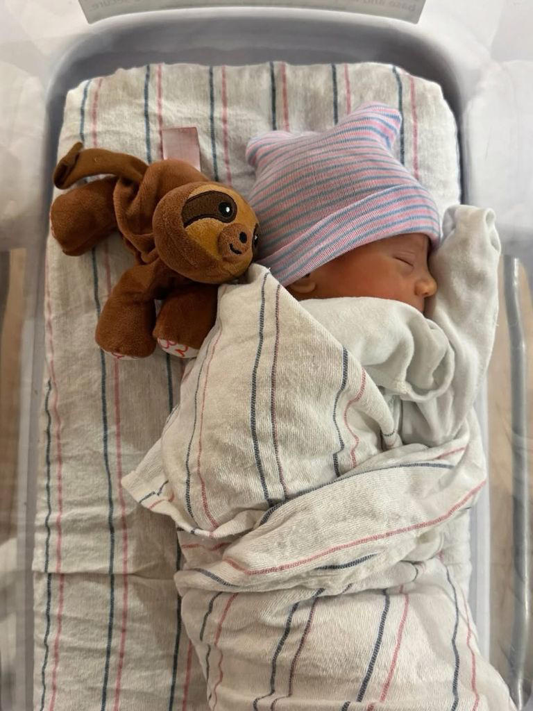 Enrique Iglesias y Anna Kournikova revelan el nacimiento de su cuarto hijo.