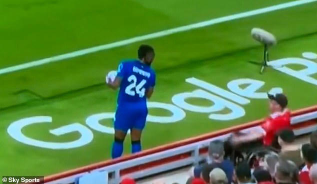 Un aficionado del Liverpool niega haber insultado racialmente a Semenyo cuatro meses después de ser escoltado fuera de Anfield