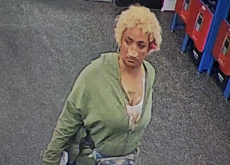 Woman charged after Walmart shoppers say they found razor blades in loaves of bread<br>