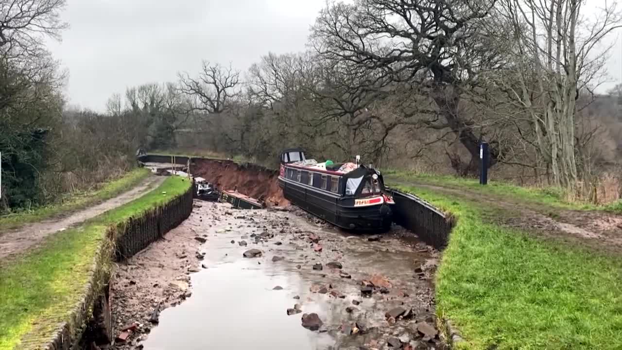 Sinkhole drains a Shropshire British canal, leaving boats stranded<br><br>