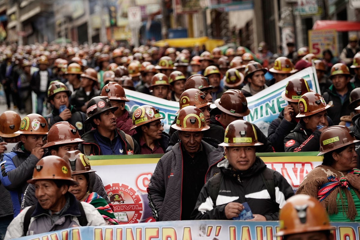 Masiva marcha de mineros en medio de paro por eliminación de subsidio a ...