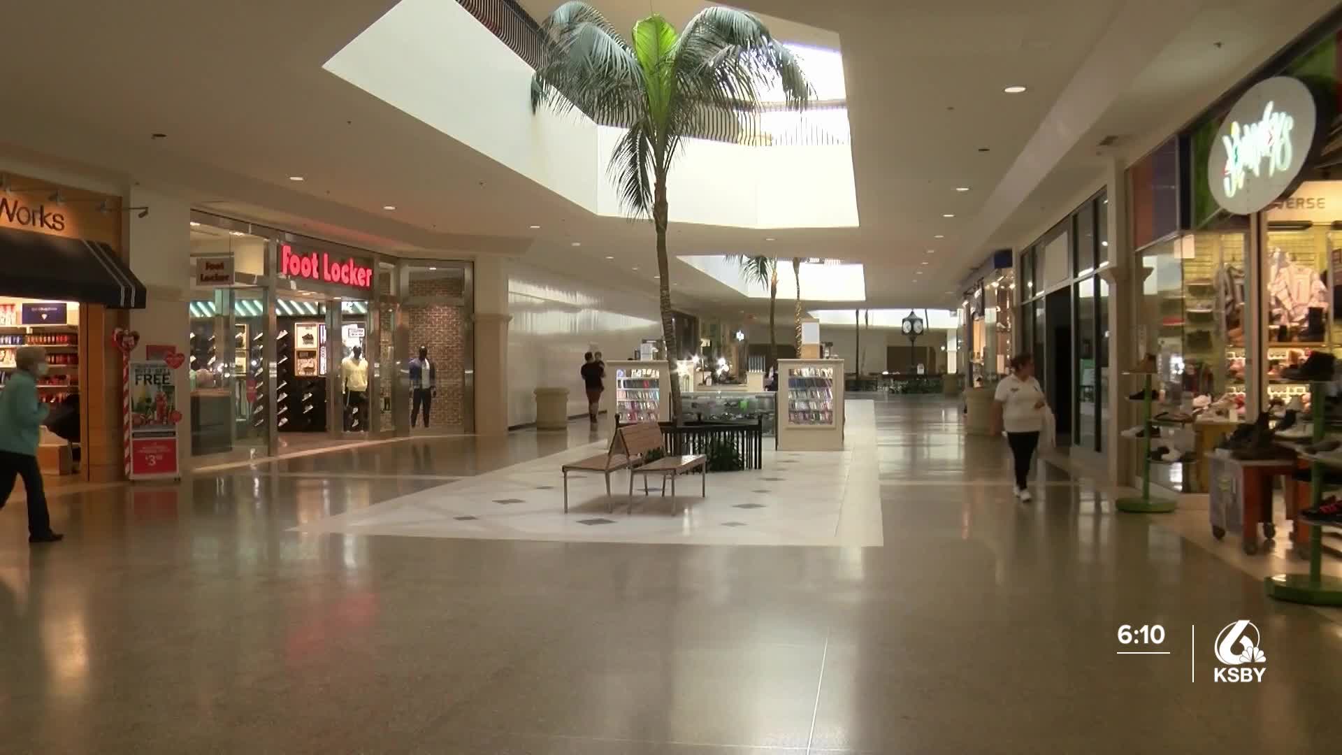 Shoppers head to Santa Maria mall for last-minute shopping