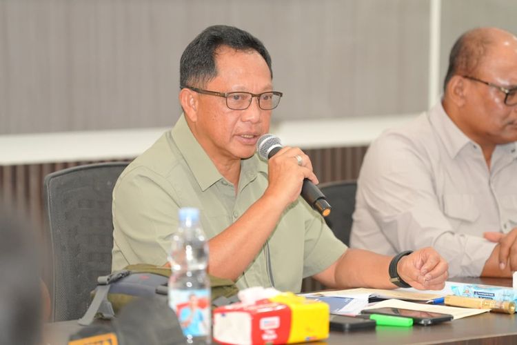 Menteri Dalam Negeri (Mendagri) Muhammad Tito Karnavian saat memberikan arahan kepada Forum Koordinasi Pimpinan Daerah (Forkopimda) Kabupaten Aceh Tamiang di Kantor Bupati Aceh Tamiang, Aceh, Senin (22/12/2025).