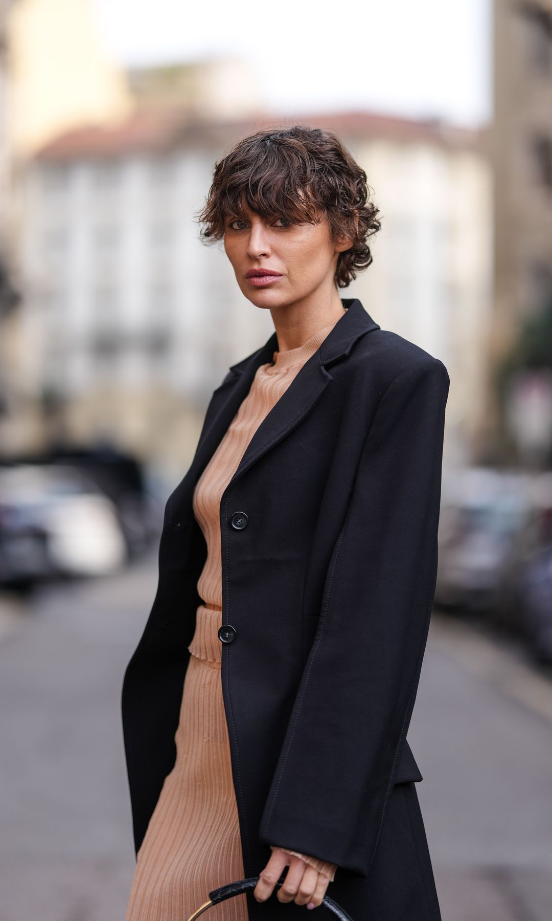 9 flattering haircuts for wavy hair, according to stylists