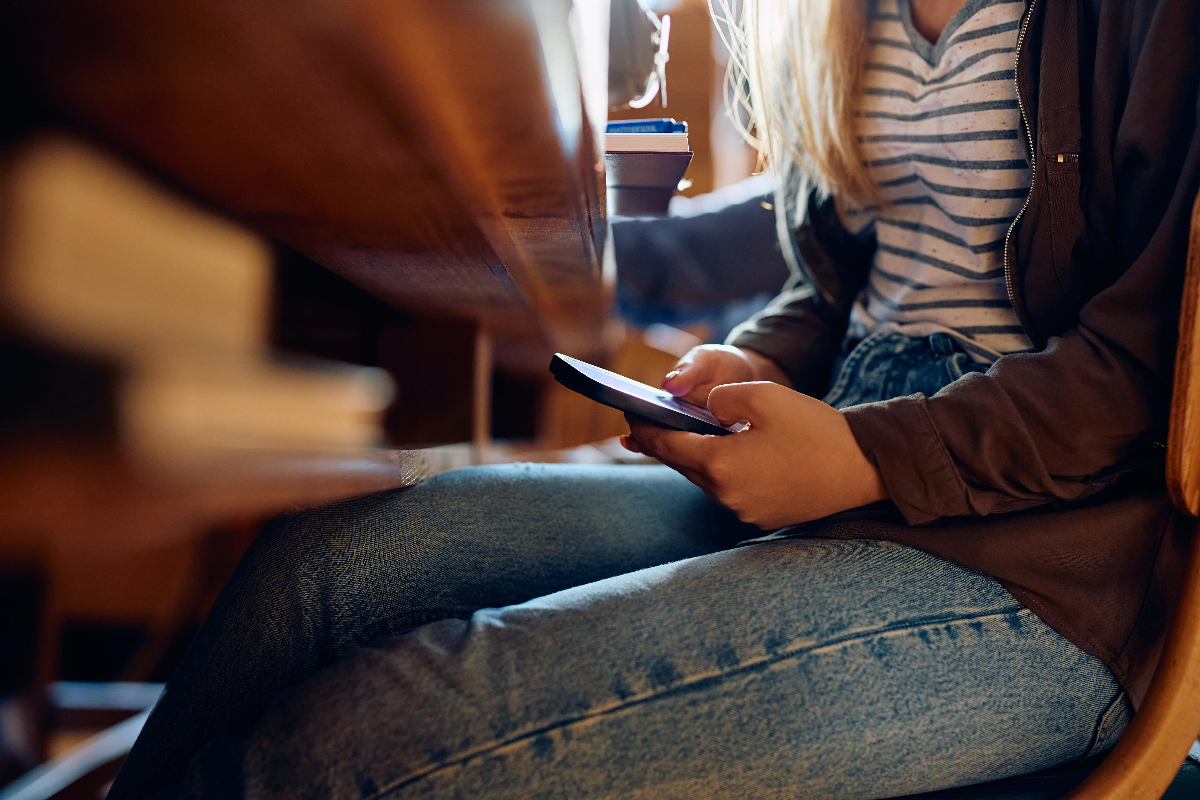 NJ lawmakers vote to ban cellphone use in schools