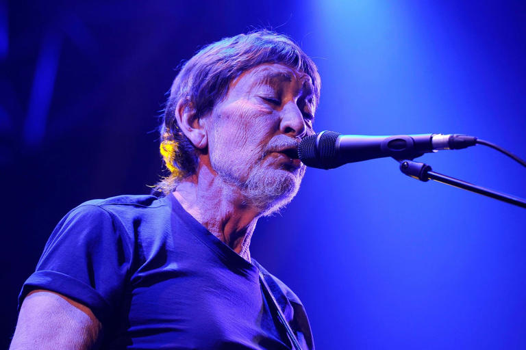 El cantante Chris Rea, que regresa a casa para Navidad, es aclamado como una «leyenda» por Bob Mortimer