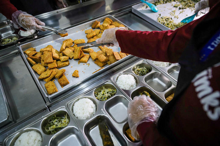 Petugas menyiapkan sajian menu Makan Begizi Gratis (MBG) di Satuan Pelayanan Pemenuhan Gizi (SPPG) Mutiara Keraton Bogor, Selasa (16/12/2025). Foto: Iqbal Firdaus/kumparan