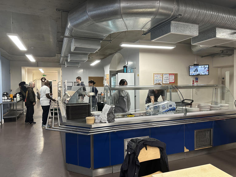 El comedor dentro del centro sirve comida y bebidas calientes (suministradas)