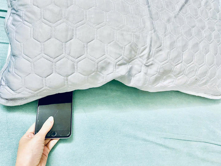 Không nên đặt điện thoại dưới gối, ngay cạnh đầu giường khi đi ngủ.