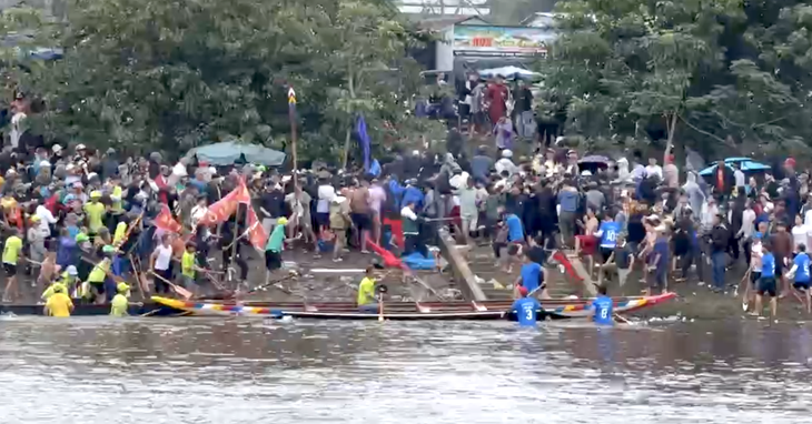 Vì sao các cuộc đua ghe ở Huế hay xảy ra đánh nhau?