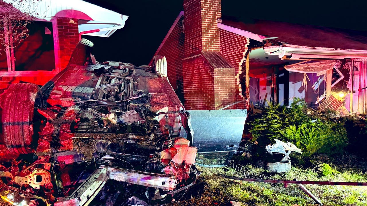 Driver charged with DUI after crashing into 2 homes in DC
