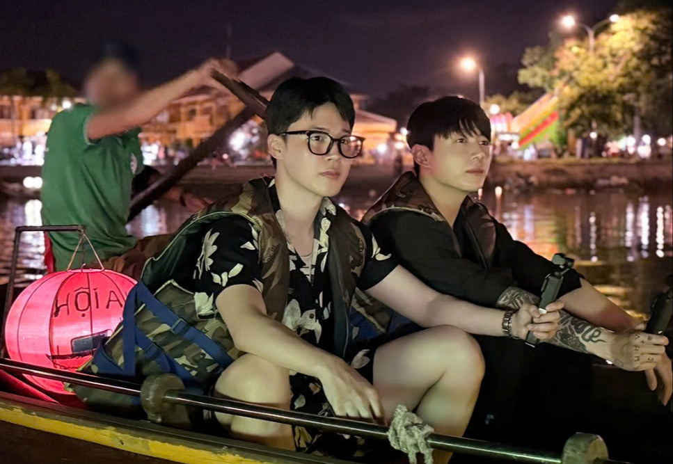 Khép lại hành trình Thụy Sĩ, Jungkook và Jimin trải nghiệm du lịch tại Việt Nam - Ảnh: Disney+