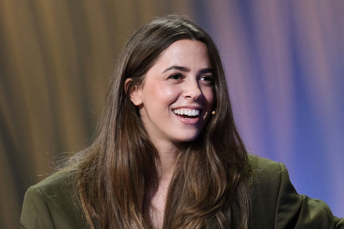 Sängerin Vanessa Mai schaut grinsend an der Kamera vorbei.