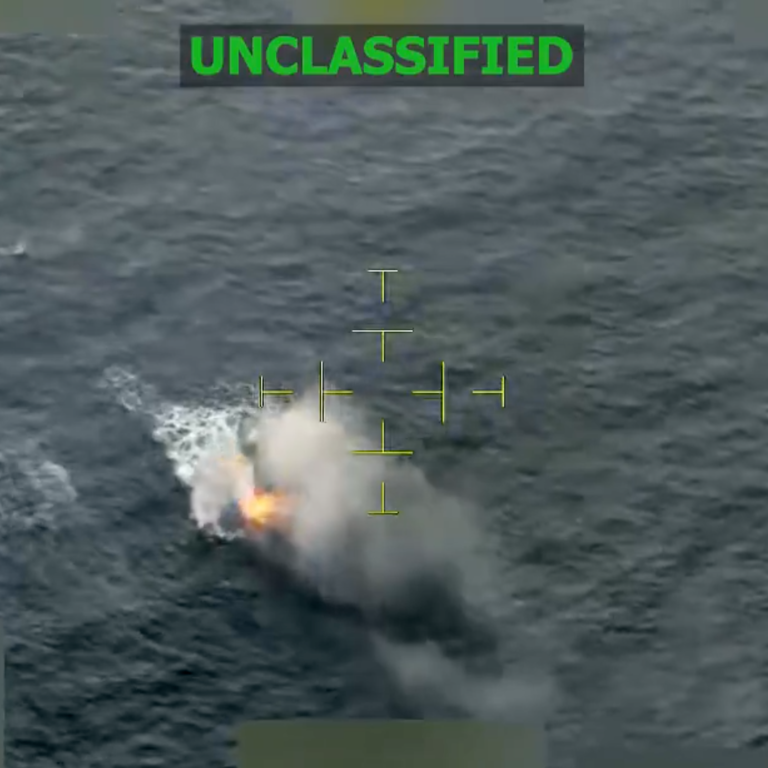 Ejército estadounidense ataca supuesto buque de drogas de bajo perfil en el Pacífico, matando a una persona