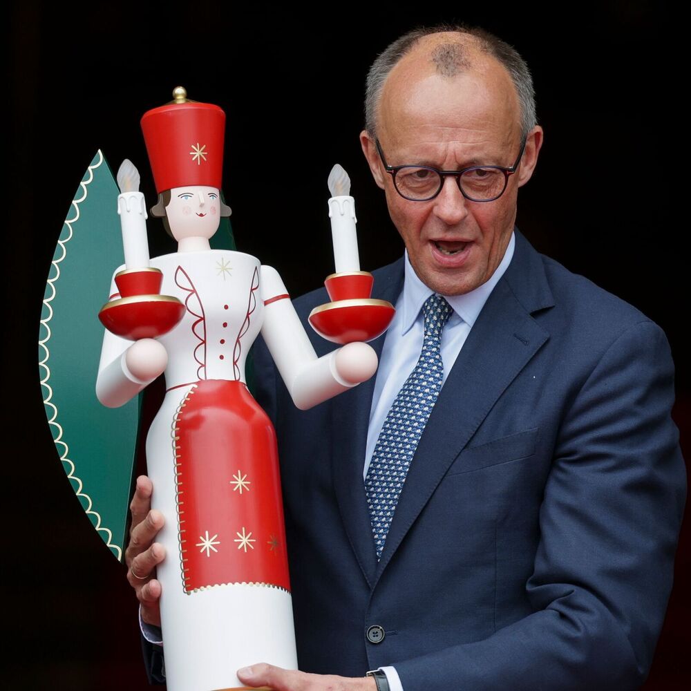 Wie feiert der Kanzler Weihnachten? Familie Merz wichtelt unterm Baum