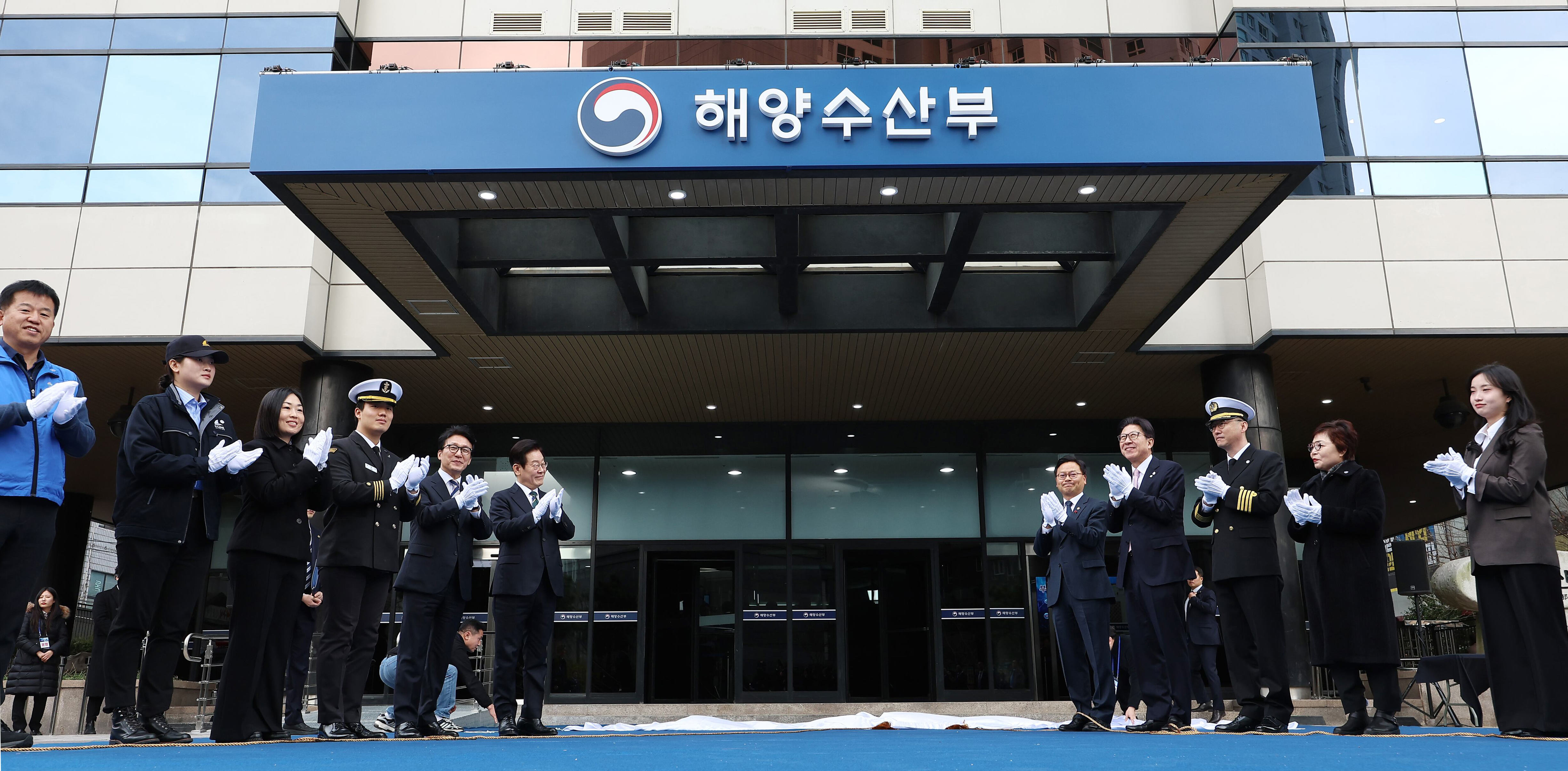 [오늘의 뉴스종합] 윤석열 전 대통령 구속 심문, 해수부 부산 이전 개청식, 쿠팡 개인정보 유출 대책 논의, 내란재판부 설치법 통과, 강원 폭설로 교통 혼잡