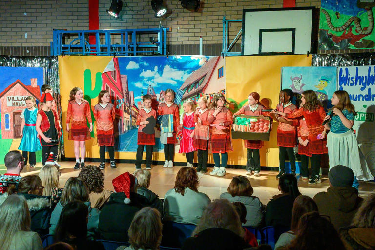 Denny Primary's Aladdin Trouble panto in 20 pictures