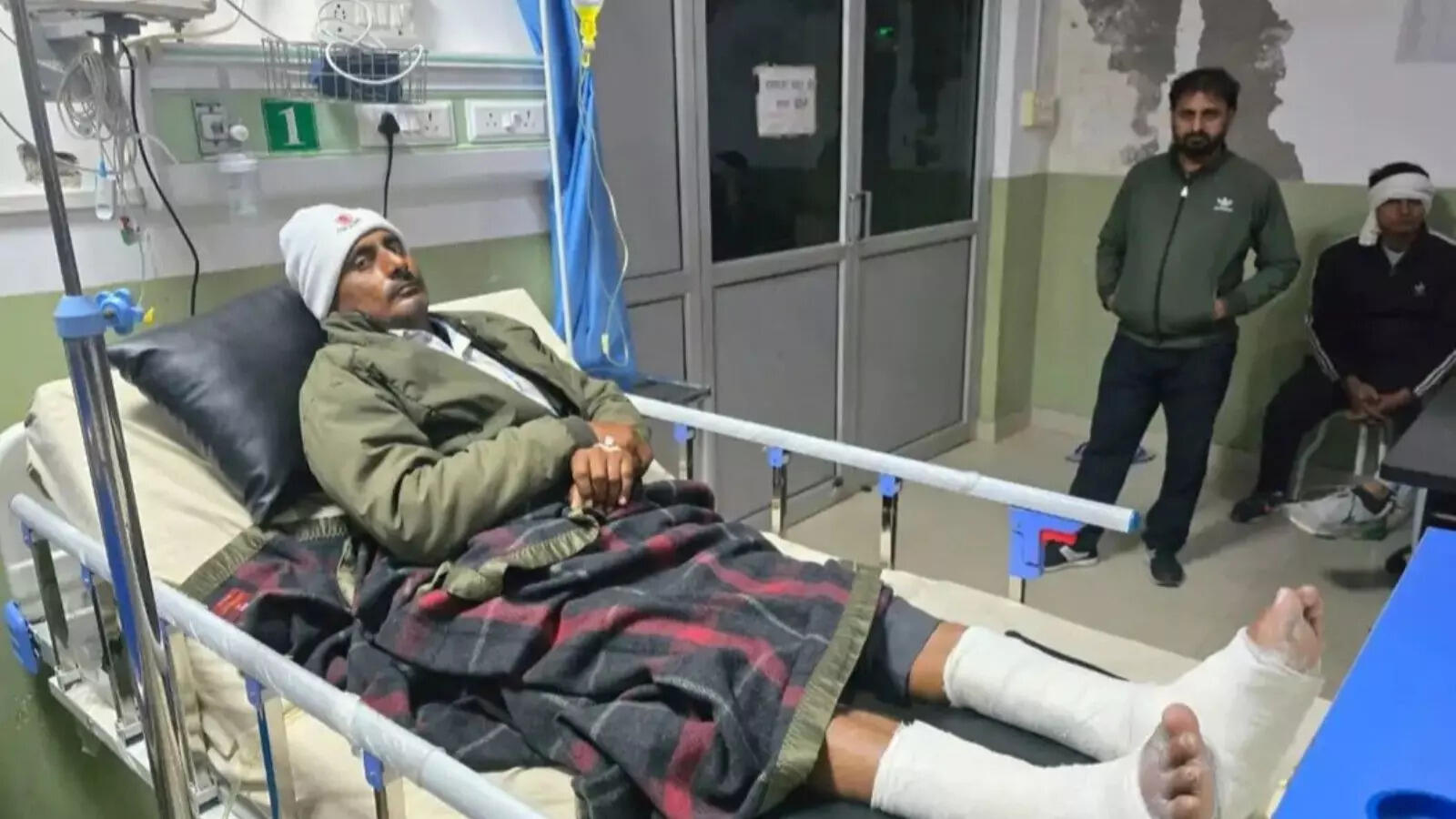 आगरा पुलिस ने थाने में किसान को उल्टा लटकाकर पीटा, दोनों पैर टूटे, ACP ...