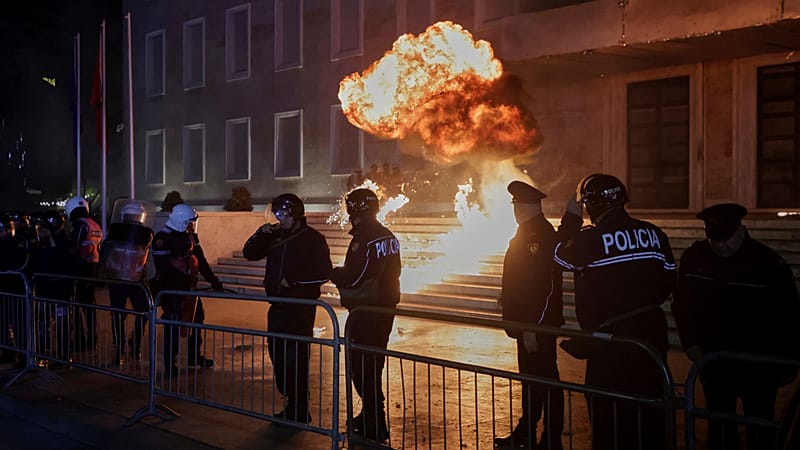 Albania, Molotov contro ufficio del primo ministro Edi Rama: quattro ...