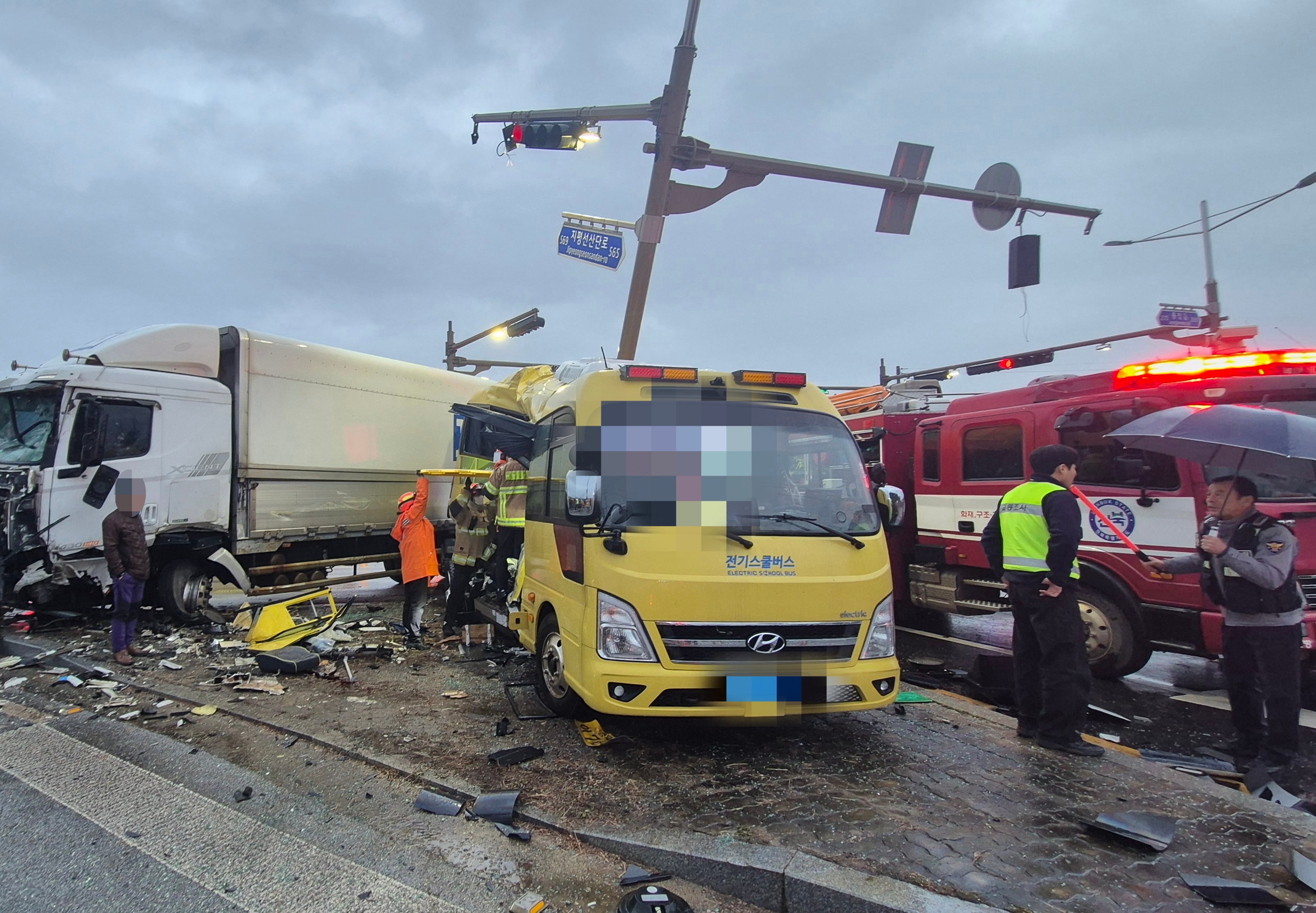 School bus collides with truck in Gimje, 12 injured