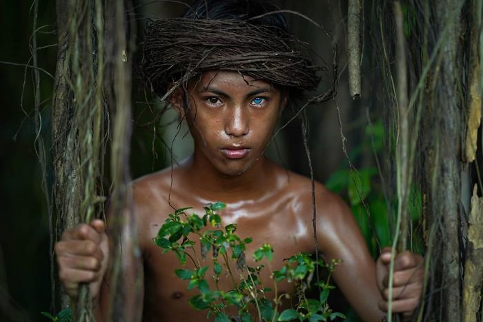 Photographer Documented An Indigenous Tribe With Strange Genetic Fluke That Causes Their Eyes To Turn Blue