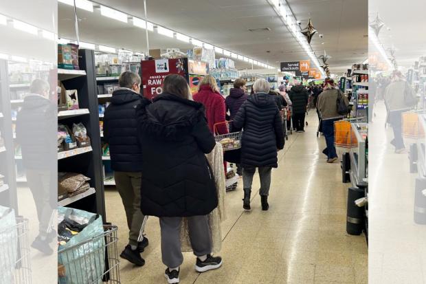 Long queues at stores across town as last minute Christmas shopping ...