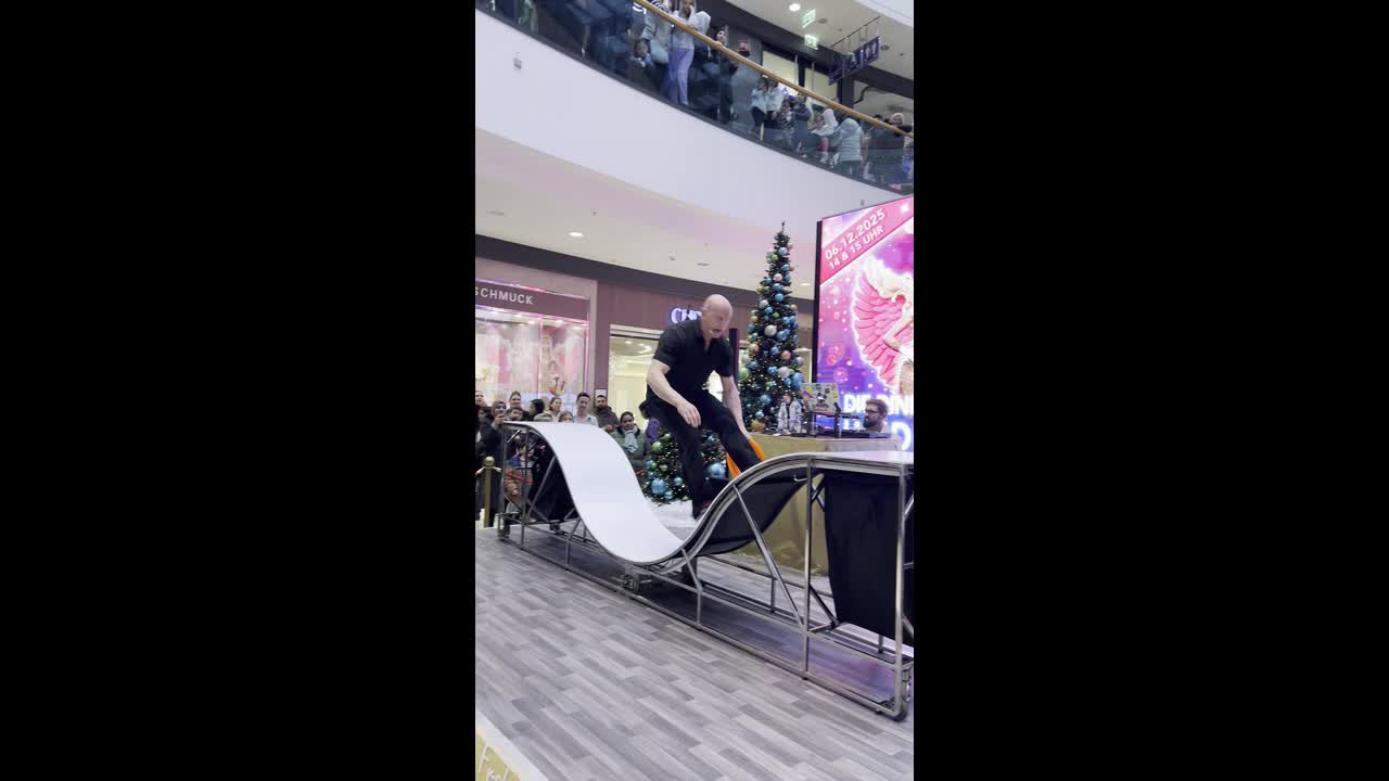 This guy has mastered rollerskating and juggling simultaneously