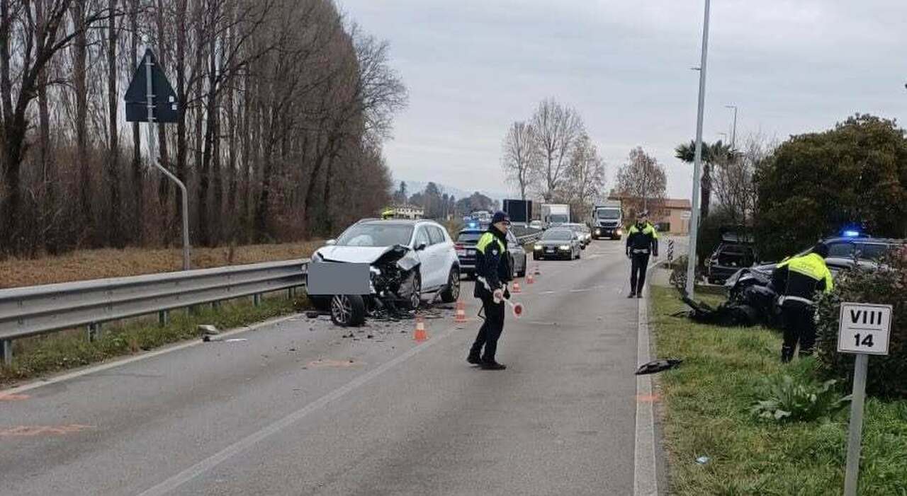 Incidente frontale tra due auto: tre feriti e traffico rallentato
