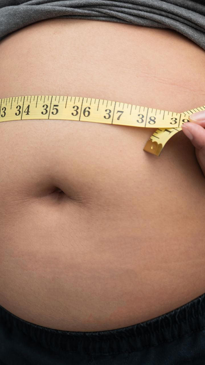 Belly fat: तिशीत पोटाचा घेर का वाढतो...? डॉक्टरांनी सांगितलं कारण